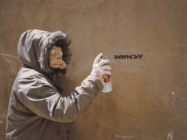 モンキー・マスクのバンクシー Banksy&#44; Monkey Mask Session(Tag) 2003年　(C)Photographed by James Pfaff