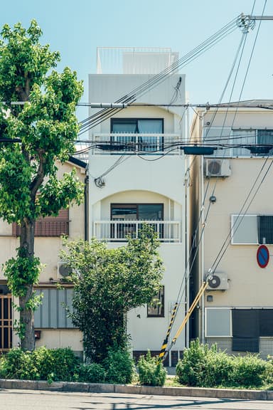 外観。間口約3mのコンパクトな都市型戸建て。