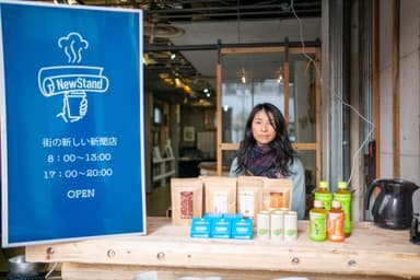 NewStand全体写真と店長の宮川