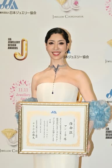 「今日はジュエリーが女性を美しく見せてくれることを改めて実感しています」と、アン ミカさん。