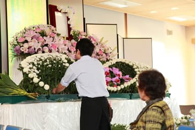 生花祭壇を製作している様子。イベント当日も製作実演します。