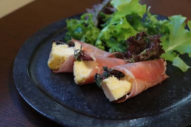 生ハムで巻いたチーズケーキ