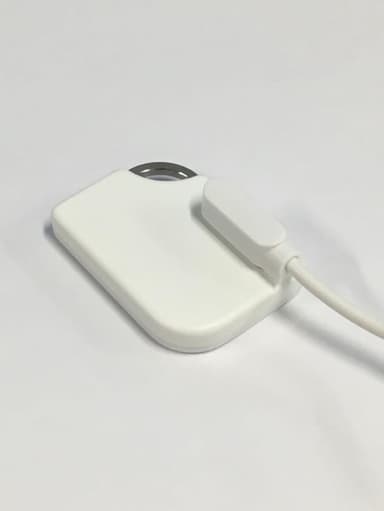 専用ケーブルで充電可能