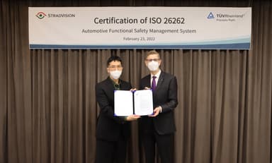 TUV Rheinland Korea CEO　Frank Juettner(右)とストラドビジョンCEO　キム・ジュナン(左)