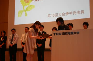 表彰式の受賞シーン