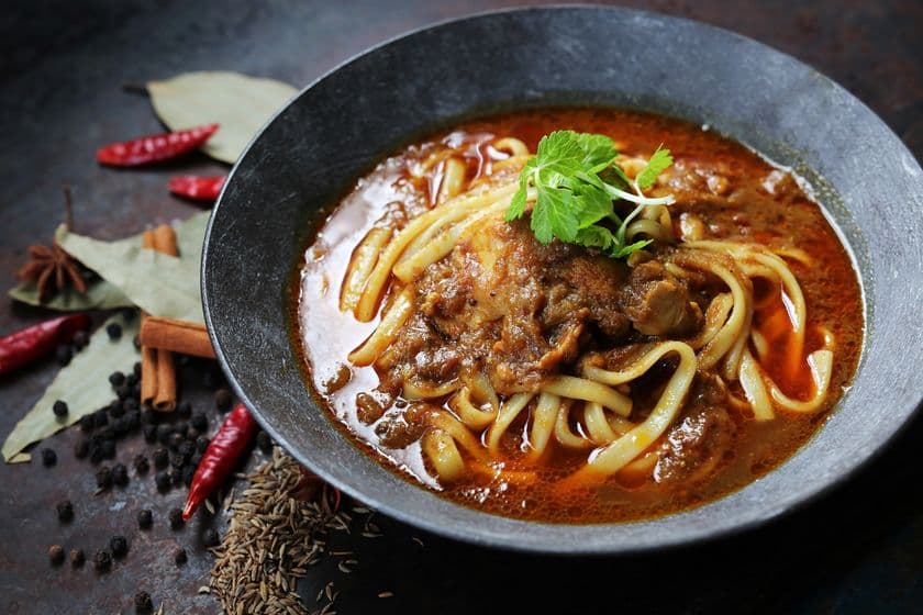 「遙竹庵」の手延べうどん×南インド料理専門店「エリックサウス」　
稲田 俊輔氏監修『エリックチキンカレーうどん』を期間限定販売！