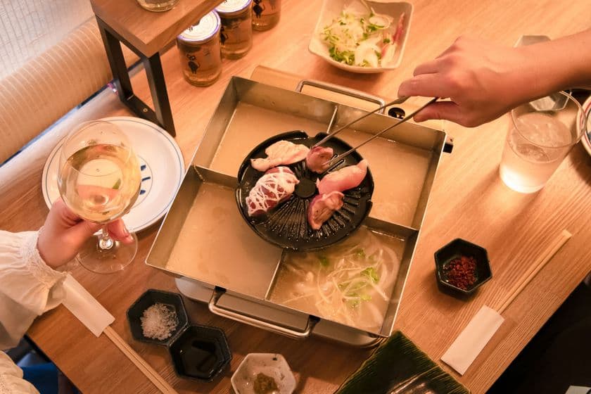 「食鶏しまや恵比寿」3月リニューアルオープン！　
特注の鉄板焼鳥鍋で焼肉＆とり鍋を同時味わう一石二鳥な鶏専門店