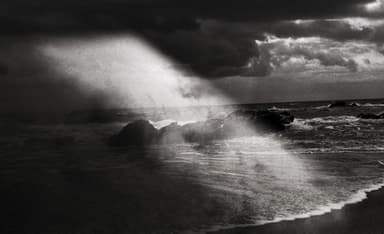 写真展「砂の下の鯨」より　 (C)Shiho Yoshida&#44; Courtesy of Yumiko Chiba Associates