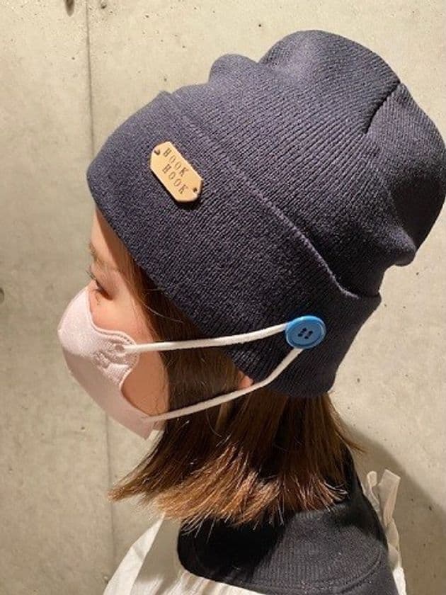 マスクの紐を耳にかけなくて済む
「マスクボタン付き帽子」発売！