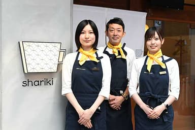 車力店舗外観とスタッフ
