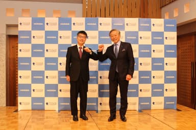 左から、東京大学大学院工学系研究科長 染谷 隆夫、堀場製作所 代表取締役会長 兼 グループCEO 堀場 厚