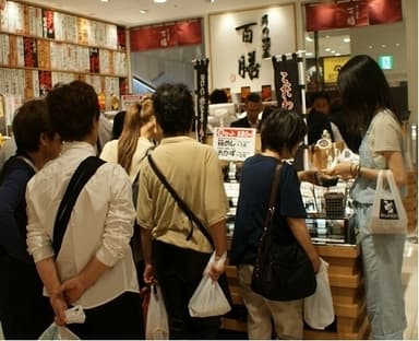 「箱めし」を手にとるお客様の様子