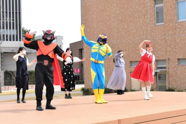大学内、入陽の丘にて「ロックン★チュバ」を踊りました　YouTubeに、近日公開予定