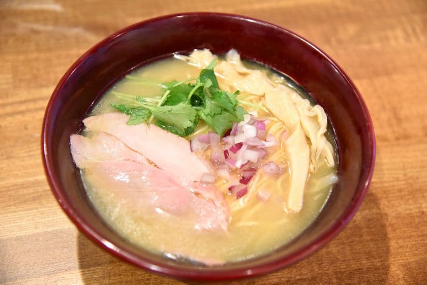 金目鯛のだしを効かせた熱海ラーメン誕生　
その名も『熱海ゴールデンアイ』OPEN！
伊豆の魅力を詰め込んだ一杯で、地元をもっと元気に！！
