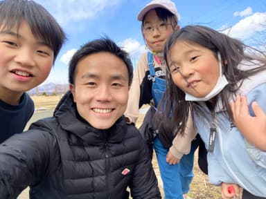 試合に招待する子供たち