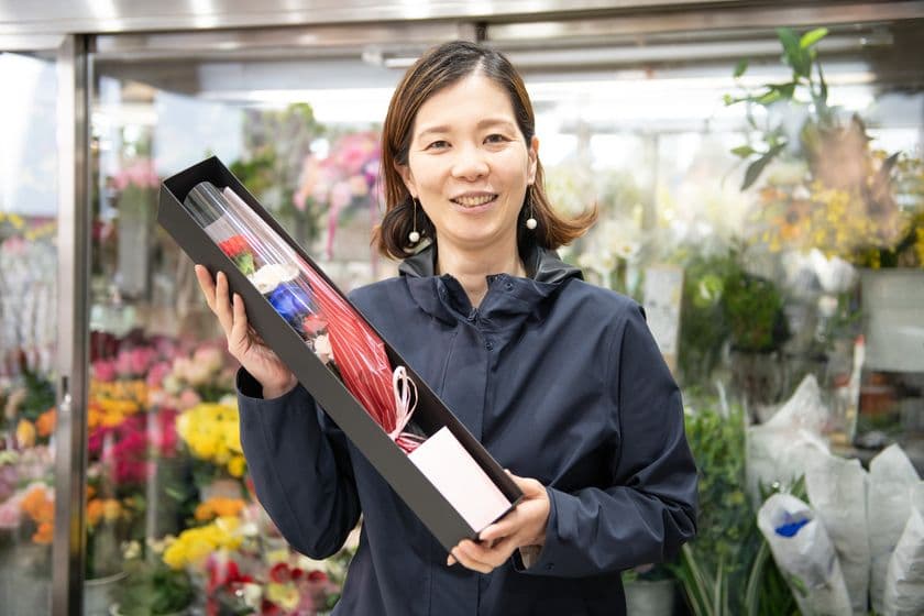 コロナ禍3年目の母の日に心も懐もあたたかくなる？！花束が登場
　“母への愛・感謝・夢かなう”の花言葉を持つ花と
夢の宝くじがセットになった「おカアね～しょん」 
5月6日(金)～8日(日)期間限定販売　
サンキュー価格　3,900円(税込)