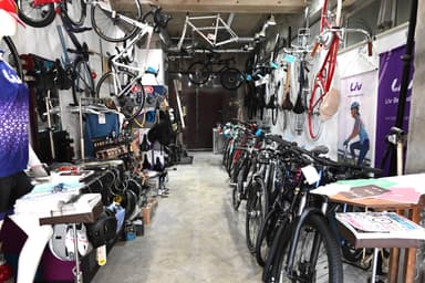 自転車のトンネル 店内