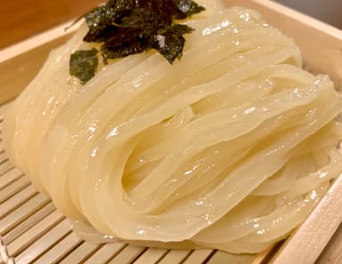 キラキラ半透明な自家製麺