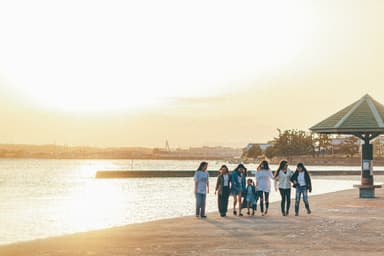 夕日が綺麗な浜辺をお散歩