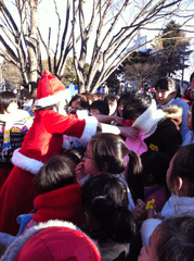 被災地へクリスマスプレゼントを贈るプロジェクトが始動！
子ども達へ夢、希望、勇気を届けてくれるサンタを募集　
～“被災地を応援したい”という想いがチカラに～