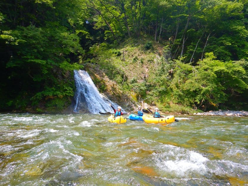 猛暑にぴったりな新しい川遊び　簡単・軽い・丈夫の三拍子な
持ち運べるイカダ「パックラフト」ツアーを7月1日から開始