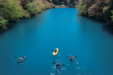 美しい青の湖を行く