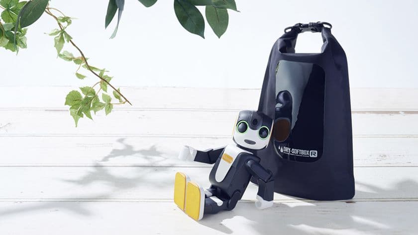 どこでも一緒が叶う！シャープのモバイル型ロボット専用防水ポーチ「ロボホンのレインコート」をクラウドファンディングで支援募集中！