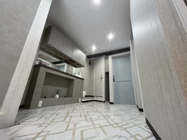室内はグレーを基調とした落ち着いた空間