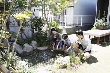 庭の池を囲むKさんご一家