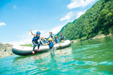 美しい峡谷の中を川下り