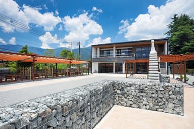 全国150社以上のワインが並ぶ、富士を望む湖畔のひろば