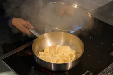 付属のガラス蓋で餃子もカンタン