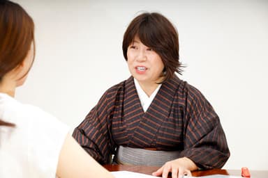 仕立ての相談を受ける平山 留美
