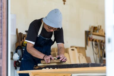 まな板を製作するwoodpeckerのアトリエ