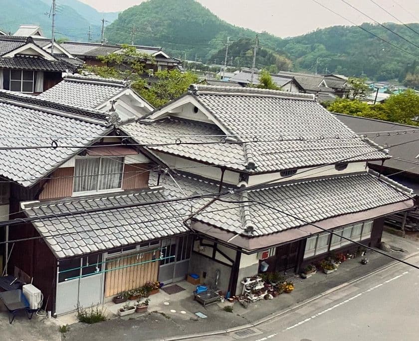 子どもたちが全部決める学校「まめの木」(兵庫県丹波篠山市)が
新校舎改修プロジェクトのクラウドファンディングを実施！
～築100年の古民家を子どもたちが活動しやすい空間に～