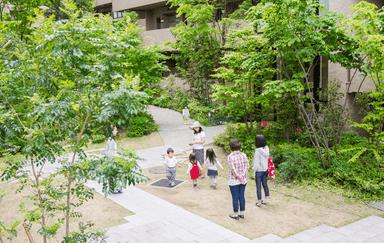 「5本の樹」計画に基づいて植栽が施された積水ハウスの集合住宅の事例