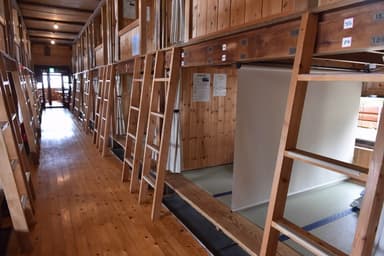 部屋の真中にロールカーテンの仕切り設置