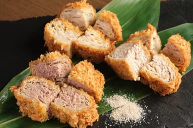 ○牛豚鶏3種盛合せ 2&#44;180円(税込)［牛豚鶏3種盛合せ膳　2&#44;680円(税込)］牛豚鶏の3種盛り合わせメニューも新発売！3種のミルフィーユカツを食べ比べできます。