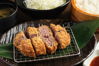 ○牛キムカツ膳 2&#44;420円(税込)