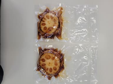 蓮根ハンバーグ：五泉市名産の蓮根「五泉美人」と魚沼産「深雪餅豚」で