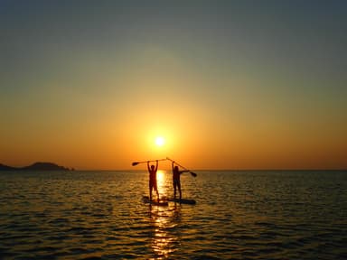 夕陽の前でポーズ