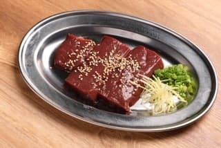 鮮度の良さが自慢の「炙りレバー」1&#44;100円(税込)