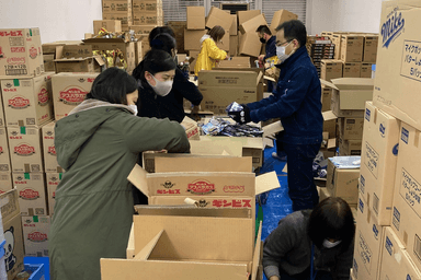 みんなで1&#44;000世帯への箱詰め作業