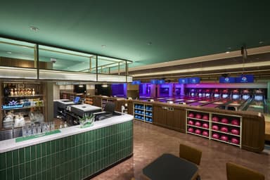 ボウリングレーンと隣接してレストラン・バーカウターを配置