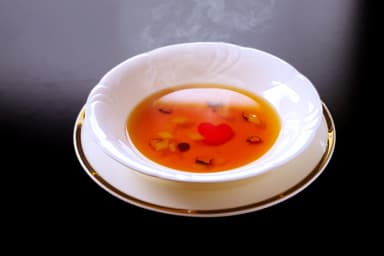 スープ＝トリュフ入りコンソメスープ(盛り付け例)