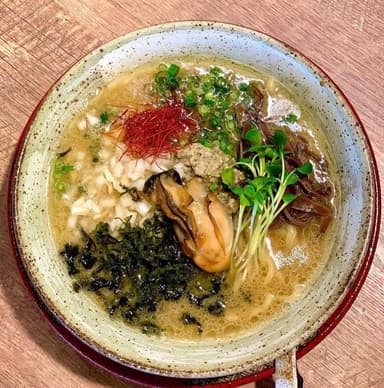 熟成牡蠣豚骨ラーメン