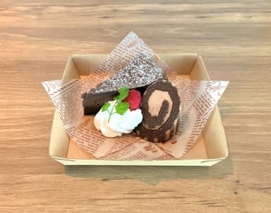 バレンタインナイト限定メニューガトーショコラとロールケーキ