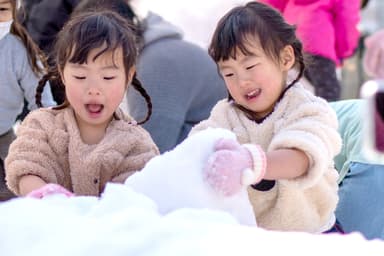 雪遊びの様子(1)