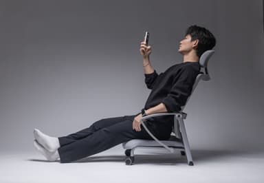 居間でスマホを見る時もピッタリ