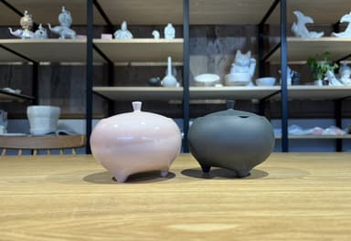 九谷焼の「墨池(ぼくち)」はピンク(左)とマットブラックの2色